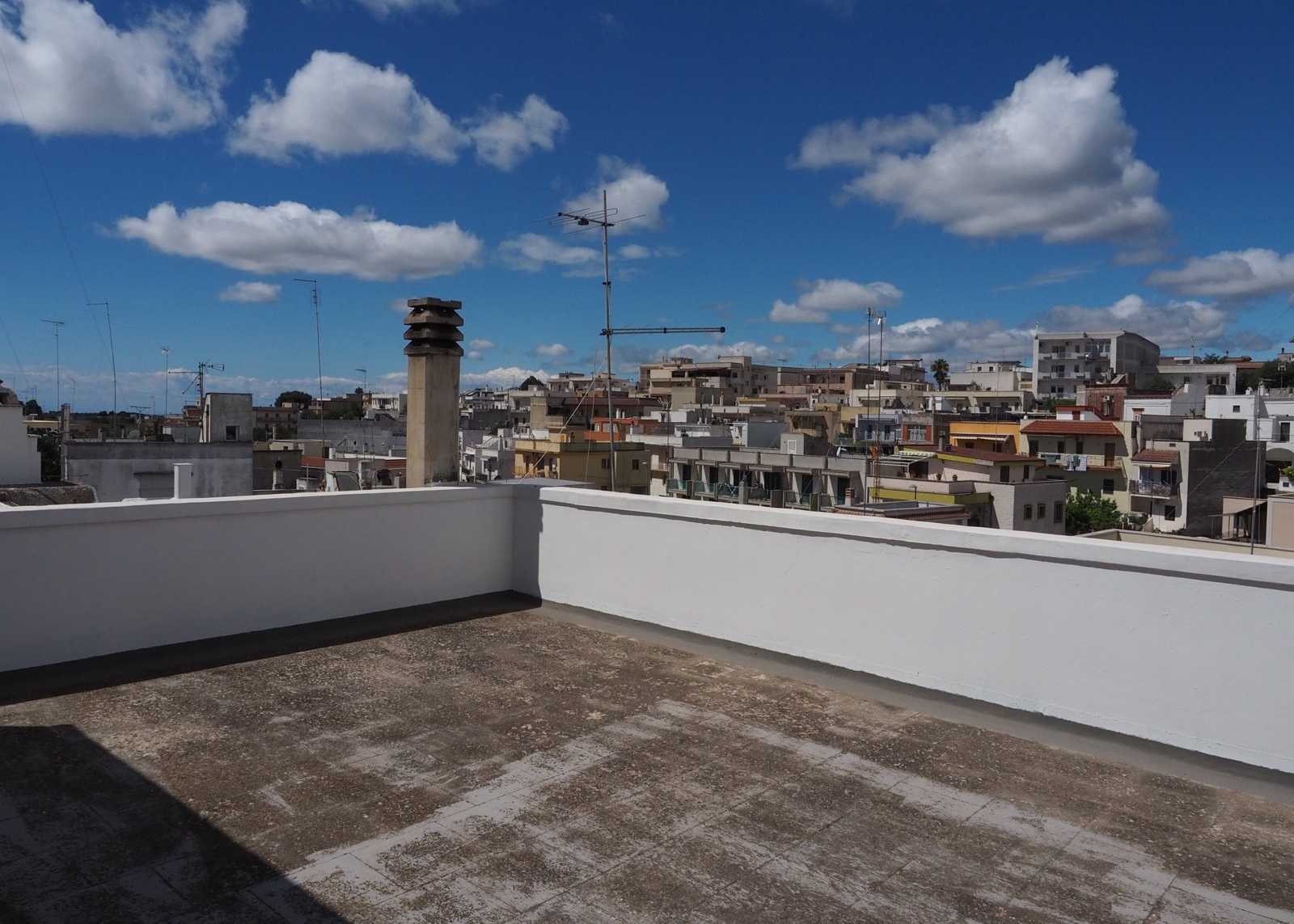 Terrazza sui tetti di Crispiano in una giornata di sole
