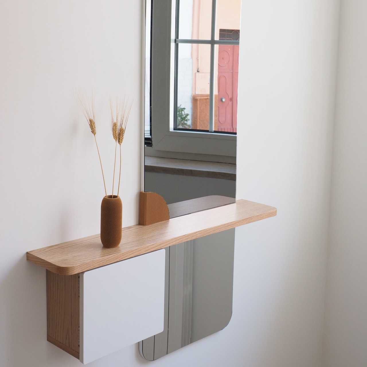 Mensola dell'ingresso con un vaso effetto legno stampato in 3D e delle spighe