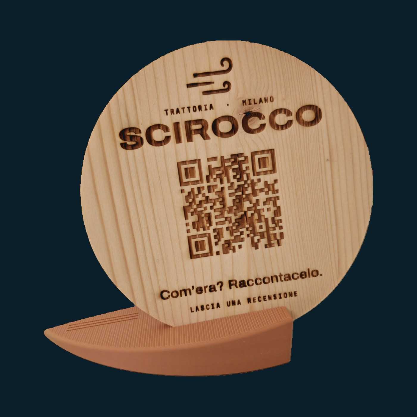 Espositore da tavolo: disco in legno inciso col nome Trattoria Scirocco e un QR code, su base stampata in 3D color terracotta
