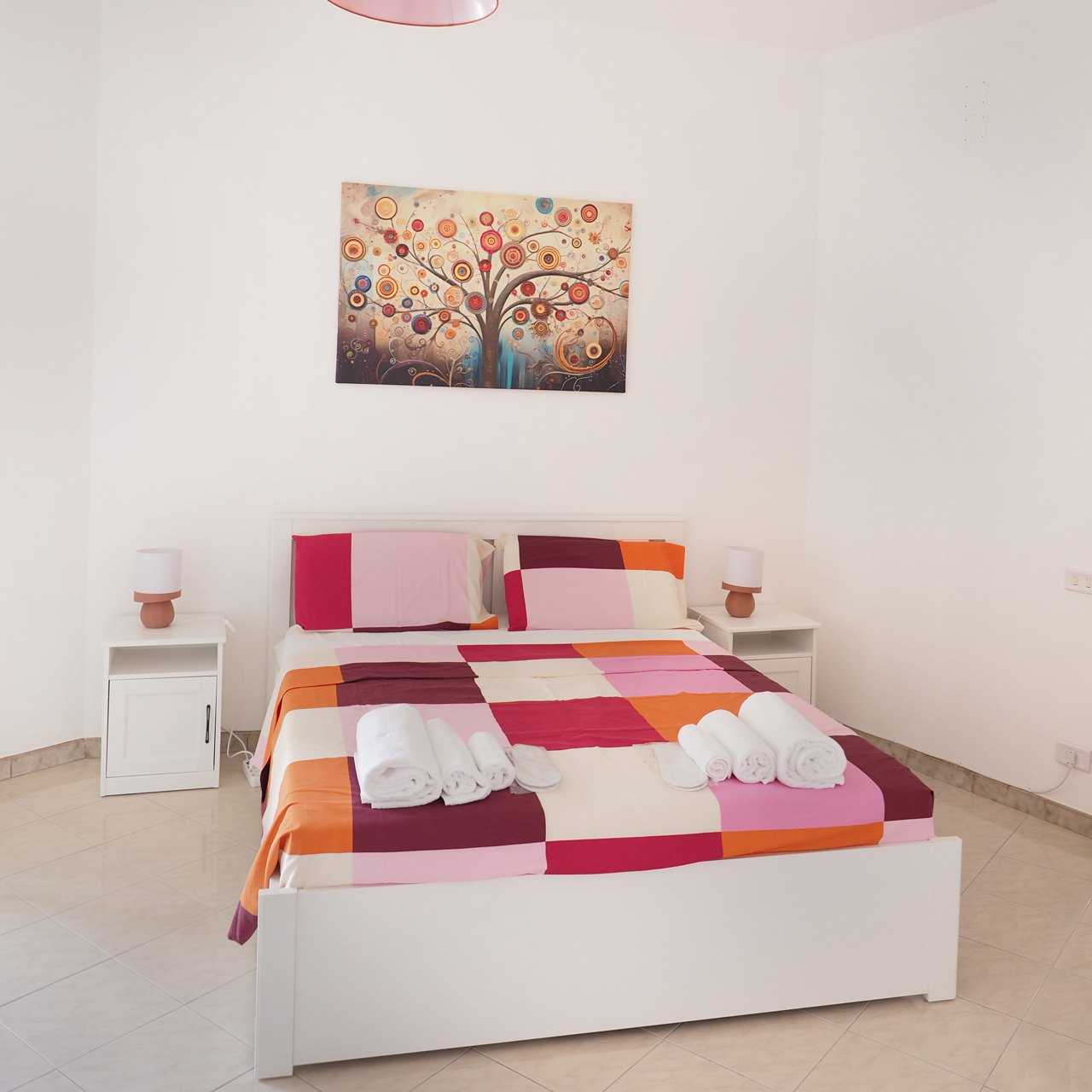 Camera da letto con due lampade stampate in 3D sui comodini